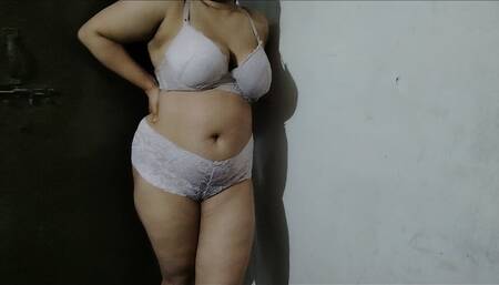 Bhabe love to suck her pussy with honey xxx