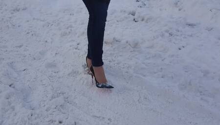 High heels walking on snow, high heels slipping on ice, louboutin on snow, louboutin on ice