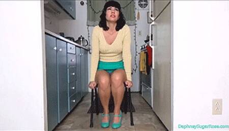 Bouncing Knee Bathroom Desperation -Mp4