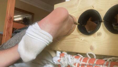 Itching Football Player Feet II - itching powder, tickling in football cleats