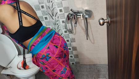 Desi maid washing a bathroom and fucking there
