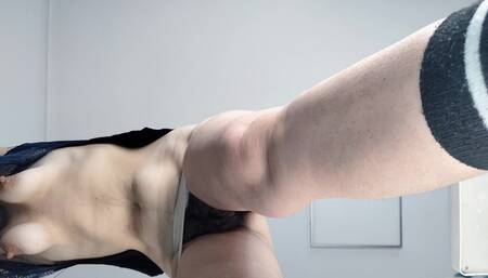 Amateur massage with vibrator, naked brunette. Latina with hairy, big, big ass.