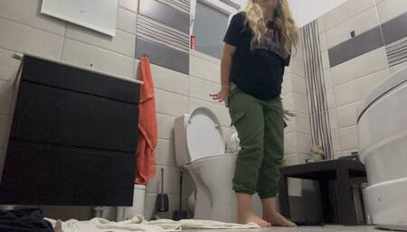 Big ass blonde morning toilet with FARTSS