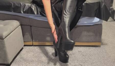 Domina Simone mit Stiefelanbetung und Dirtytalk