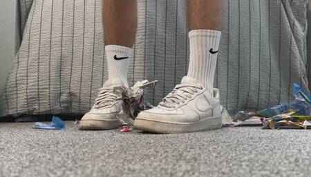 My Dirty Sneaker Trample – Abgenutzte Nike Air