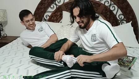 ESTUDIANTES ANDY Y RICKY SE LAMEN LOS PIES