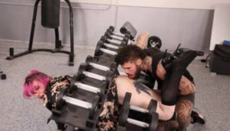 Got my ass stucked in the gym and get fucked