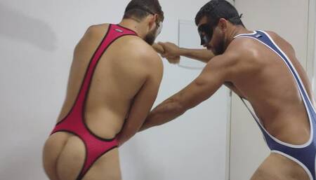 Dois machos lutando e apertando as bolas que vença o melhor