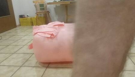 Clogs Füße und der blaue Nivea Ball