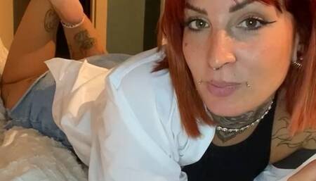 Ti seghi e sborri mentre io dondolo la scarpa e mi metto in the pose