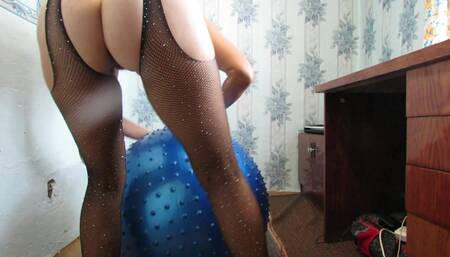 Charging a naked milf on a ball