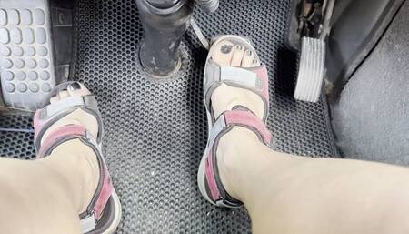 pedal pumping while driving in summer tracking sandals aV