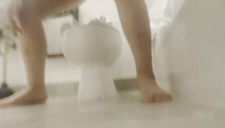 My bladder was full! Dark yellow Desperate pee (August 1 2025)