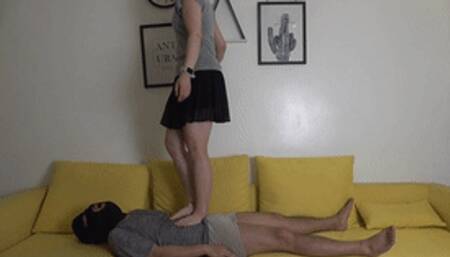 The goddess Qianqian gracefully steps on and mercilessly tramples on the boss's body and penis!