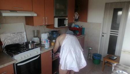 Sexy amateur couple having fun in the kitchen. Sexy mom has breakfast in the bedroom, hairy pussy, big tits, big ass.