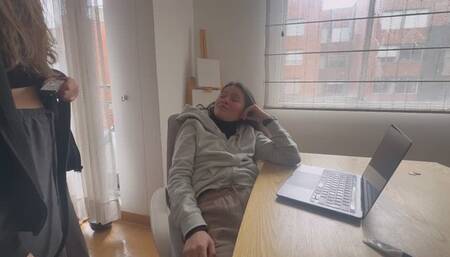 Encuentro a mi esposa masturbandose sin mi permiso y la castigo por portarse mal