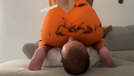 Listen how my farts sound in his mouth