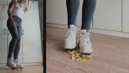 Crushing a Banana under my Buffalos - FullHD 1080p