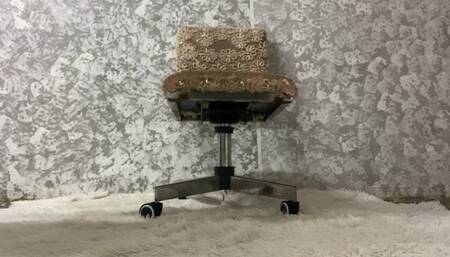 The beautiful Kendall wearing stiletto heels and letting them dangle from her feet (5)