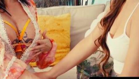 Lola Elle makes her busty stepmom Emma Stone SQUIRT intensely