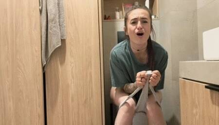 I clogged my friend's toilet, strong grunting HD