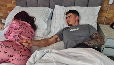 Sharing a bed with my best friend's girlfriend - she's so slutty that I eat that pink pussy