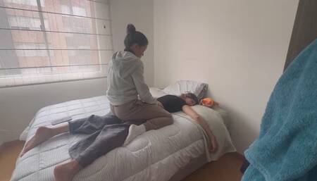 Mi Fembot me masaje el cuerpo y los pies y yo tengo muchos orgasmos