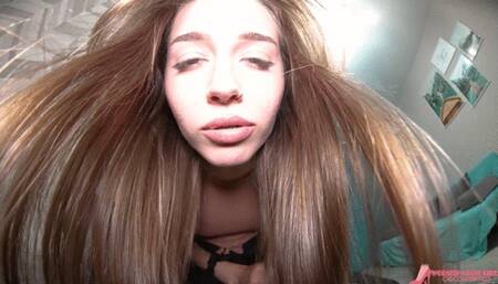 On her desk: I'm tiny and useless - 4K