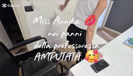 MissAnnika nei panni di un insegnante di ripetizione Un po imbarazzata cerca di nascondere ilsuo disagio della gamba amputata Ma in un modo o nell'altro si capisce e l'allievo e affascinato da questa cosa così comincia a giocare con sedia e stampella