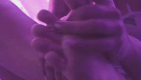 Novinha se masturbando enquanto masturba com o pé