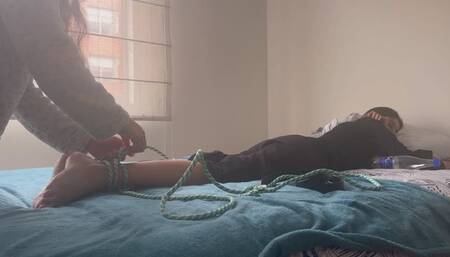 Juego a aplastar y hacer facesitting a mujer caliente con manos y pies amarrados