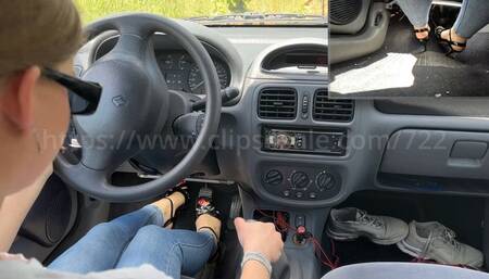 Lou drives with 4 differents shoes - high-heeled platforms - PIP shoulder