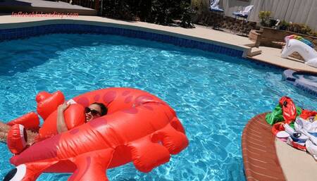 Roxy is a Damsel in Peril as Her Inflatable Springs a Leak. 4K (3840x2160)