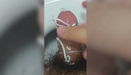 Use straps to tie my cock and ejaculate in the condom (please like me, if you want to be seen by more people, please see the det
