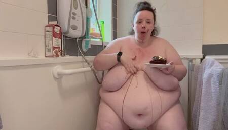 BBWSSBBW Gobbles a Cake | Feeder