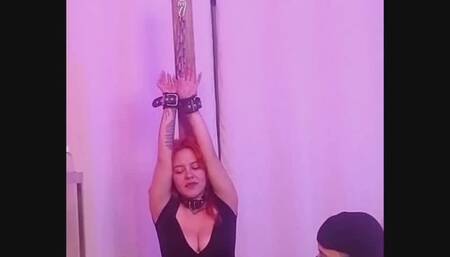 Me ataron a un instrumento de restricción y me hicieron cosquillas al máximo entre dos hombres (colaboración)