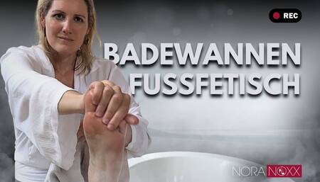 Wunderschöne Füße in der Badewanne