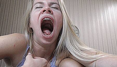 blondie yawns widely! MP4