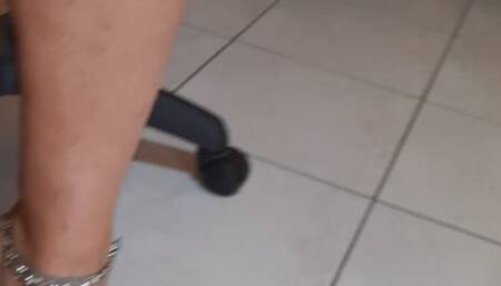 La segretaria sbatte forte gli zoccoli facendo vibrare il polpaccio