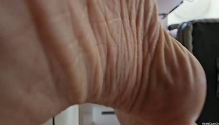 Unaware Giantess Working on Laptop Barefoot Pt 23