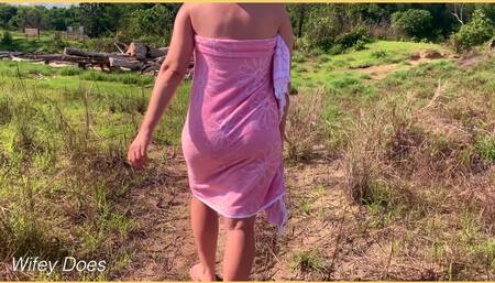 Wifey Shows Her Perfect Ass and Exhibitionist Dares