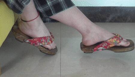 Qianqian Goddess's beautiful feet seduce you, playing with her feet to seduce you!