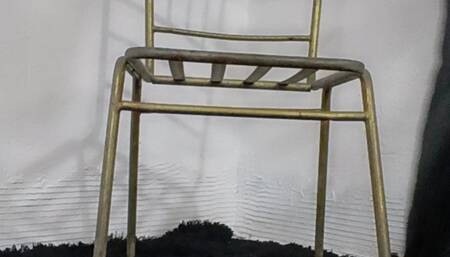 Stiletto heels on the feet, trousers, and a unique way of crossing the legs (2)