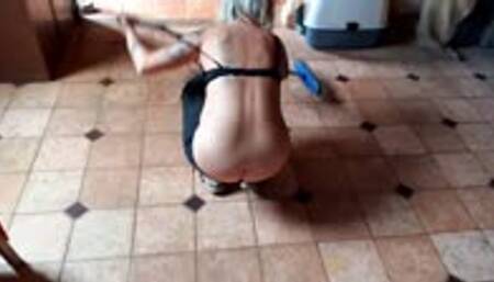 Spying a Girl cleaning with huge buttcrack