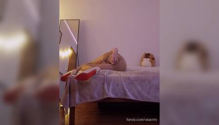 Fucked myself with a dildo in a ripped pantyhose