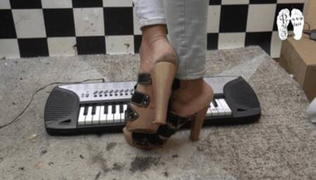 Poor organ under pretty feet