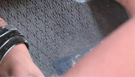 Ebony Goddess driving for 7 minutes straight in sandals with green pedi????