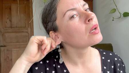 you love to make her ears red m0