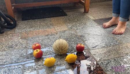 Sneaker-Girl Ella - Some Fruits under big Toes