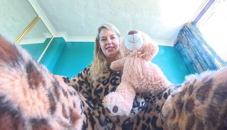 A Special Gift - the Gentle Giantess pj's 360VR